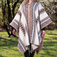 Designade handvävda ponchos av naturmaterial 100%Merinoull