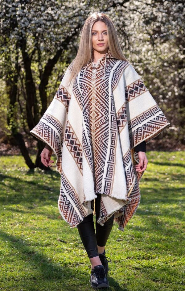 Designade handvävda ponchos av naturmaterial 100%Merinoull