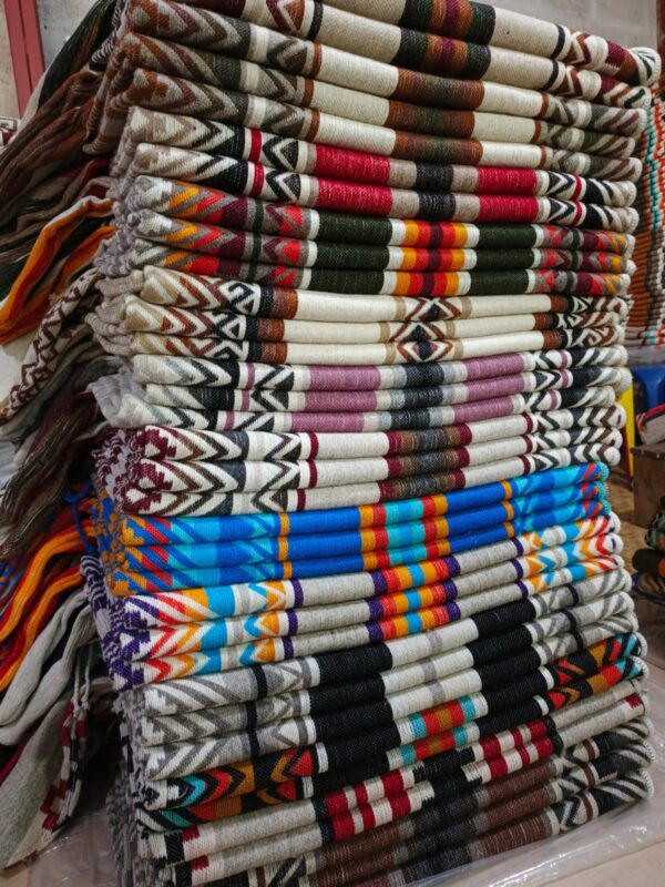 Designade poncho av naturmaterial 100% merinoull - Bild 2