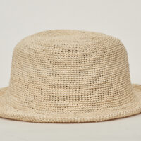 Virkade hattar av naturmaterial. Hatten kan rulla utan att det tappar formen, du kan tvätta för hand.