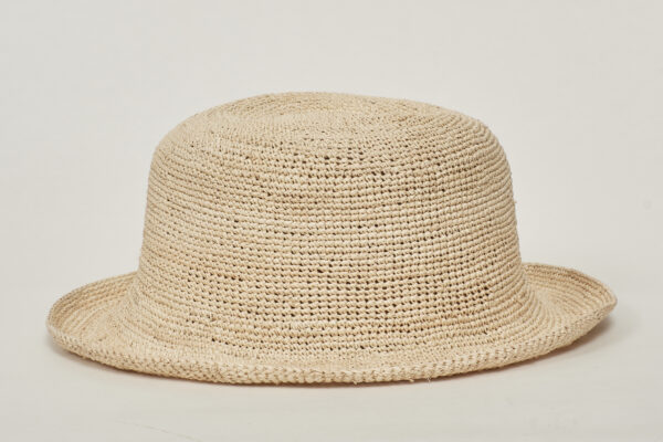 Virkade hattar av naturmaterial. Hatten kan rulla utan att det tappar formen, du kan tvätta för hand.