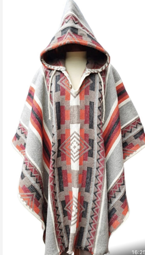 Designade poncho av naturmaterial 100% merinoull